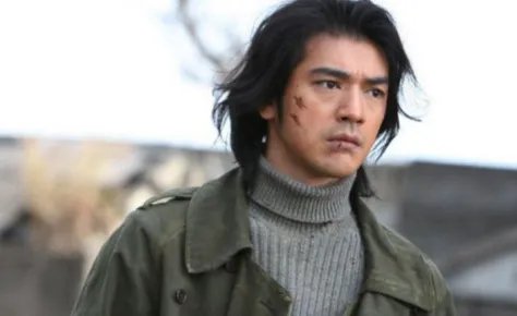 前空姐在飞机上向金城武求签名,后被其投诉打扰休息,金城武人品怎样?