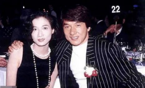 母亲撒钱羞辱她，女儿在国外捡垃圾不回家，毁吴绮莉一生的不只成龙，咋看？