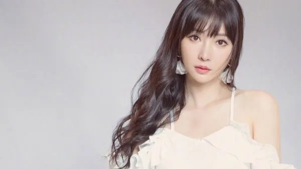 柳岩在《梦华录》中把男人扔进水里,为何网友希望扔的是包贝尔?