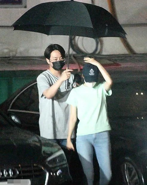 金妍儿10月与小五岁男歌手结婚,他们之间是如何相识的?