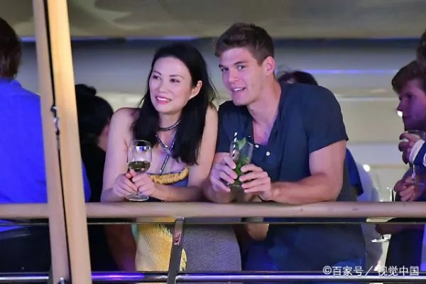 那个离婚分得百亿家产的邓文迪,如今过得怎么样了?
