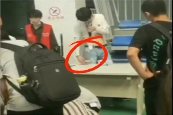发员工证件时随手扔地上,你觉得这样的公司能留住人吗?