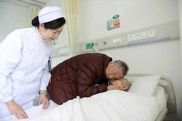 “霸占病房还不让别人进来”,老人白住医院6年,这样的做法背后有何隐情?