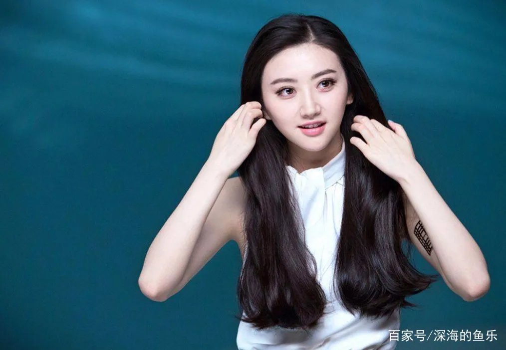 成龙不敢碰她,甄子丹想搂没搂到,王思聪不敢撕,却被任嘉伦吻了,她是谁?