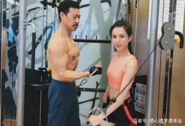 李若彤穿旗袍大秀身材，肌肉线条太吸睛，曾因抑郁症拼命健身，你怎么看？