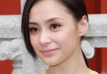 阿娇受伤后首露面,是否存在故意遮挡伤口的行为?