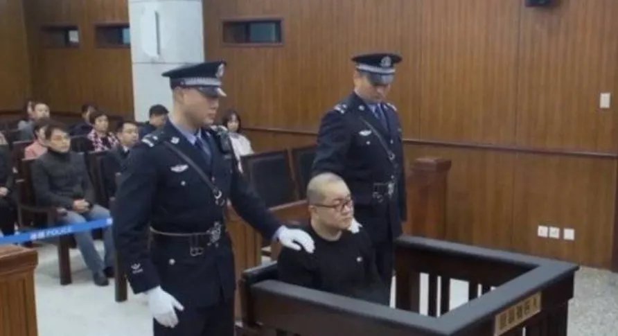 孙小果母亲现身庭审痛哭忏悔，孙小果终究是如何被毁了的？