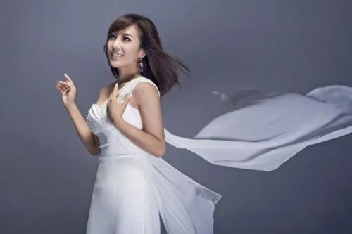 超女张冬玲嫁阿宝,整容后大妈变少女,张冬玲当年是输在了个人形象上吗?