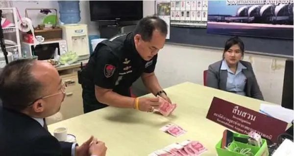 哪里的安检员传送带上偷现金?