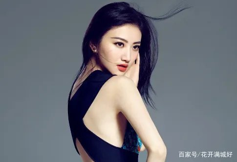 成龙不敢碰她,甄子丹想搂没搂到,王思聪不敢撕,却被任嘉伦吻了,她是谁?