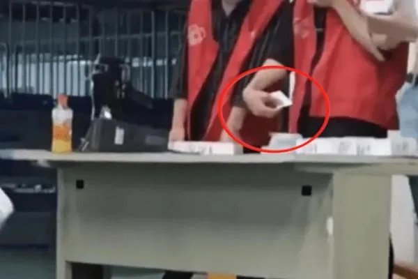 发员工证件时随手扔地上,你觉得这样的公司能留住人吗?