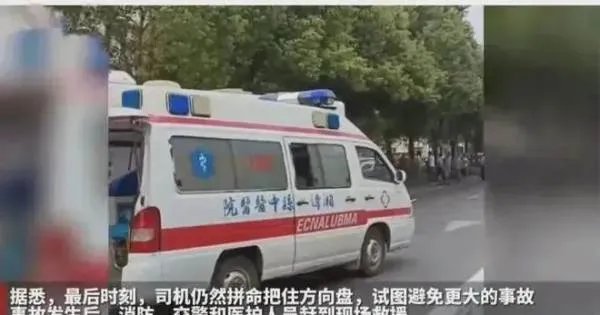 现场画面曝光!公交车冲入花坛司机身亡,是什么酿成了这起惨剧?