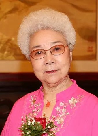 田华:从贫民女到艺术家,一家四口皆患癌去世,今92岁为何仍要挣钱养家?