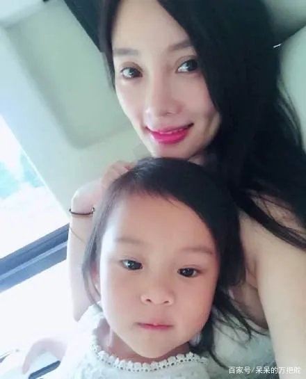甜馨和妈妈逛街遭偷拍,李小璐迅速遮住甜馨的脸,不能给孩子一点隐私吗?