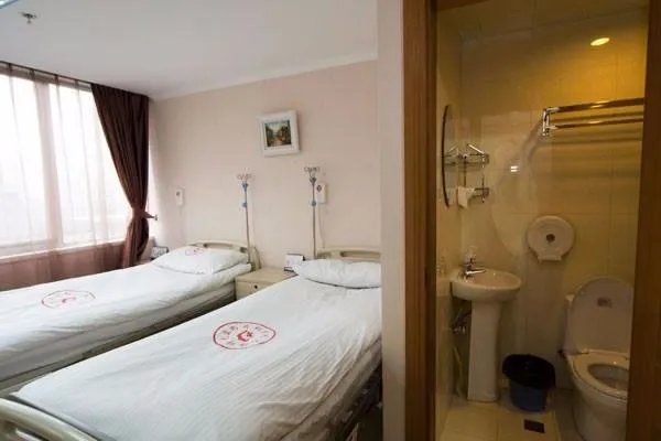 “霸占病房还不让别人进来”,老人白住医院6年,这样的做法背后有何隐情?