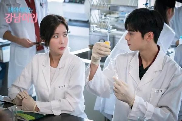 《我的ID是江南美人》为什么女主幼时从来没有正面出现？