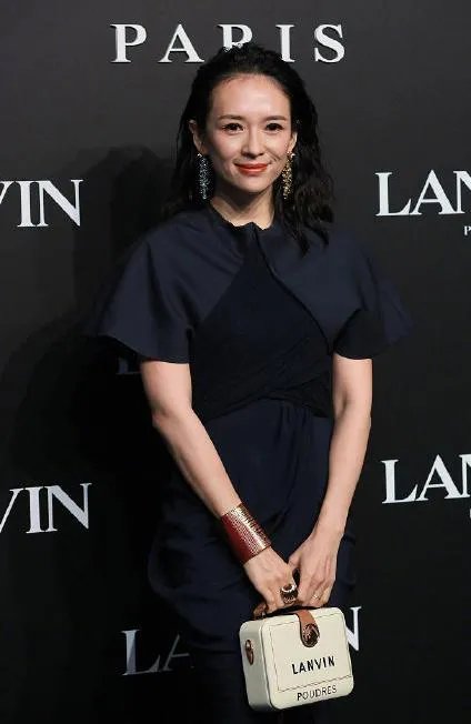 章子怡二胎产子后复出,骨相大不如前,生图胶原蛋白流失严重,这是怎么了?