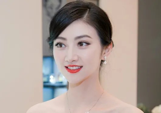 成龙不敢碰她,甄子丹想搂没搂到,王思聪不敢撕,却被任嘉伦吻了,她是谁?