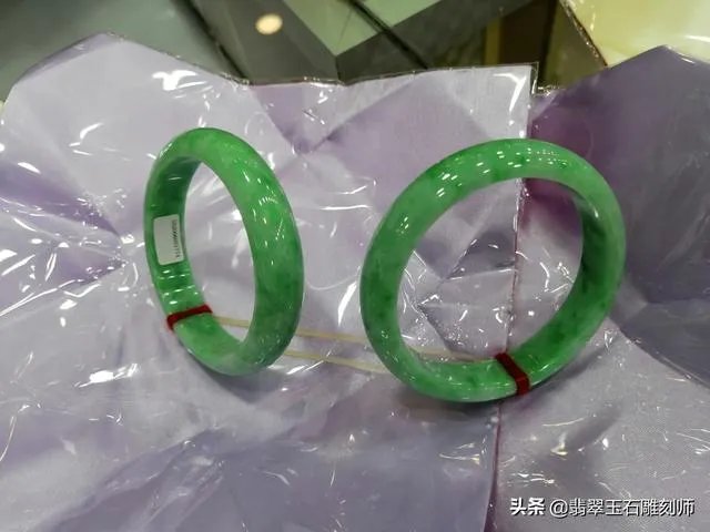 大家帮忙看看这手镯是真玉吗?