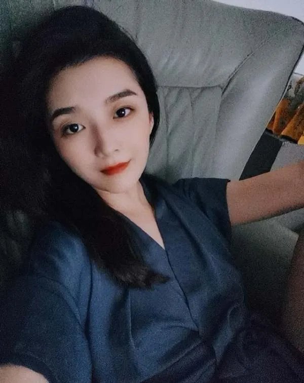 王栎鑫离婚早有征兆,女方早已死心摘下婚戒,这是怎么了?