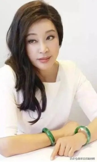 大家帮忙看看这手镯是真玉吗?