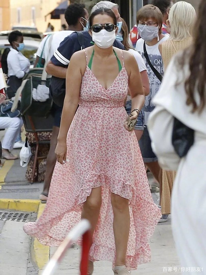 素颜现身街头的巩俐,是什么样的状态?