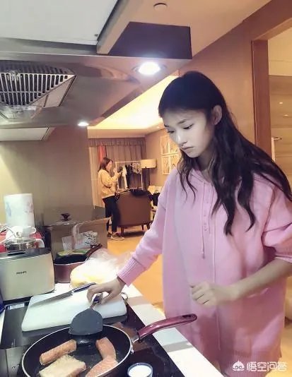 相比来说五官不是最精致的林允,为什么看起来反而更舒服?