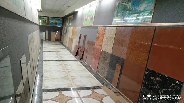 新闻联播主持人在直播时,怎么记得住那么长的稿子?