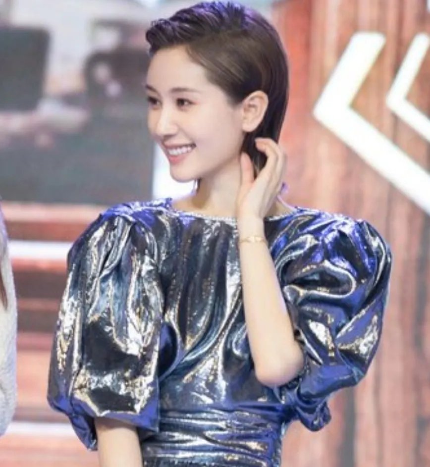 导演回应助理跪地为王子文穿鞋,回应的内容是什么?