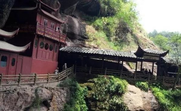 仅有一根棍子支撑,摇摇欲坠,福建省的甘露岩寺为何如此神奇?