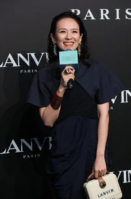 章子怡二胎产子后复出,骨相大不如前,生图胶原蛋白流失严重,这是怎么了?