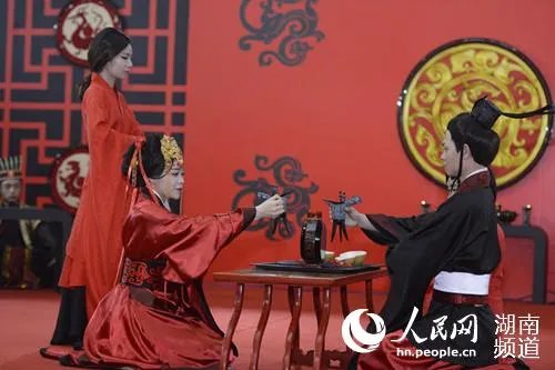 湖南辛追夫人婚礼重现 汉服穿越2千年依旧精致华美