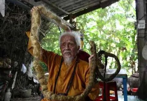 越南92岁大爷80年未剪头发,他的理由是什么?