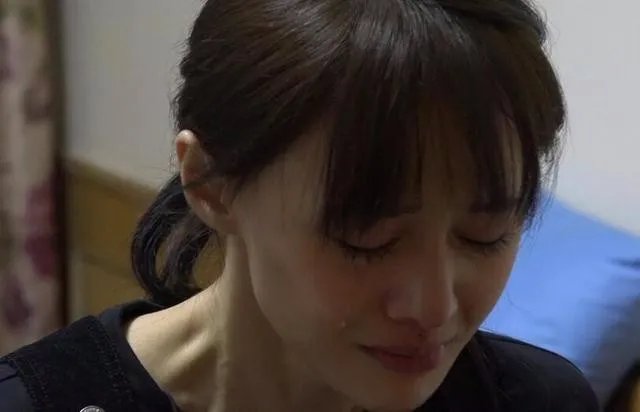 郑爽当街痛哭为什么?