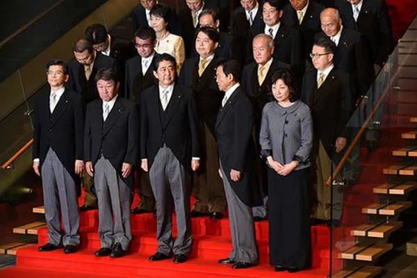 日本现任内阁全体辞职,为何被人说这是给自己最后的体面?