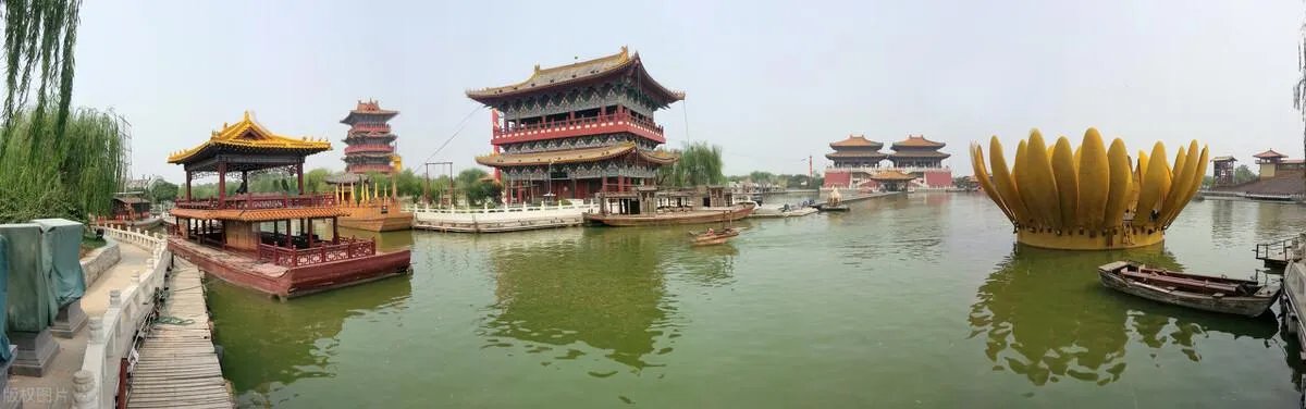 女子景区抱电脑边工作边游玩,具体情况是什么?