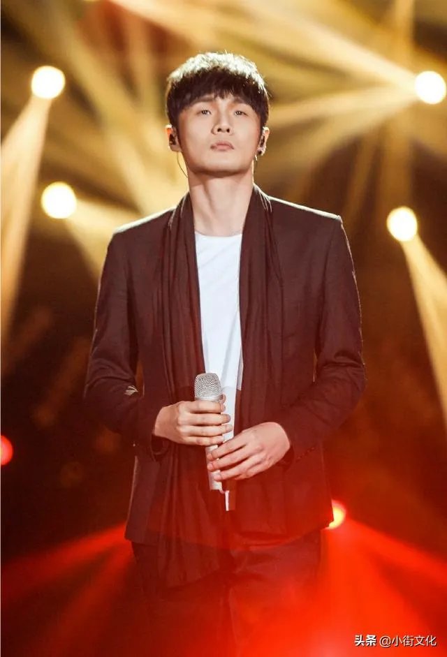 如何看待李荣浩对选网络歌曲的质疑的回应？