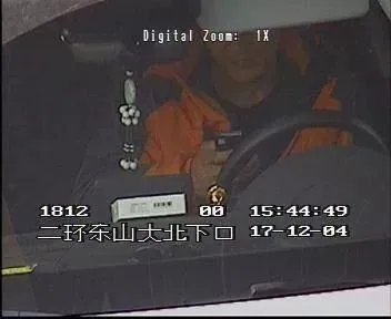 济南最严抓拍风暴,等信号灯玩手机占八成如何处罚?