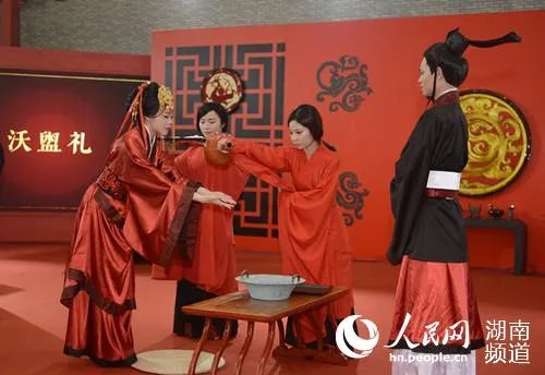湖南辛追夫人婚礼重现 汉服穿越2千年依旧精致华美