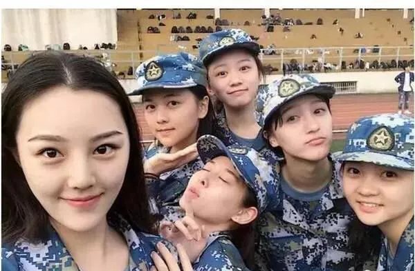 林妙可军训跟同学合影,为什么能凭学生气圈好感?