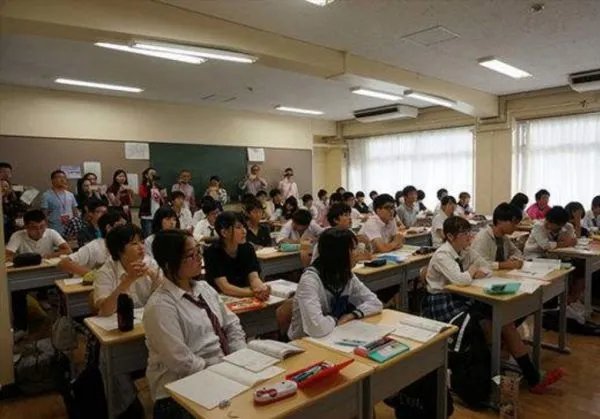教授演讲拿黑洞讲黄段子被上课女生现场怒怼，女生的做法是否有不妥之处？