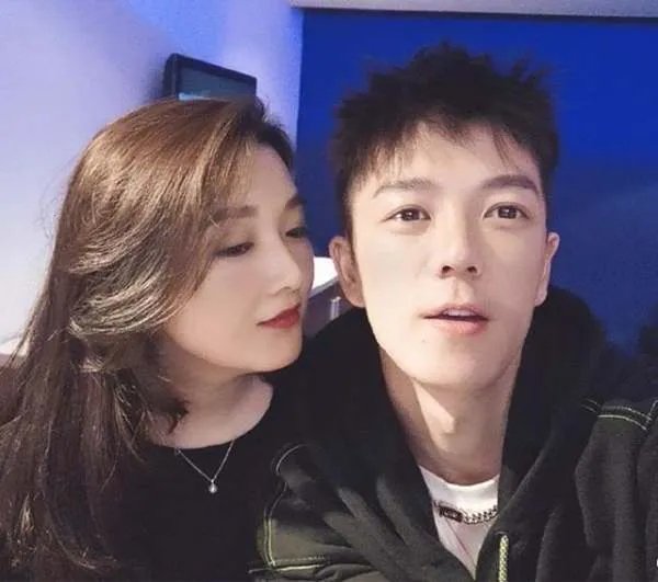 王栎鑫离婚早有征兆，女方早已死心摘下婚戒，这是怎么了？