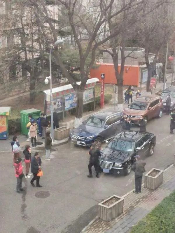 北京一小区女童被卷入车底不幸身亡,造成此事故的原因是什么?