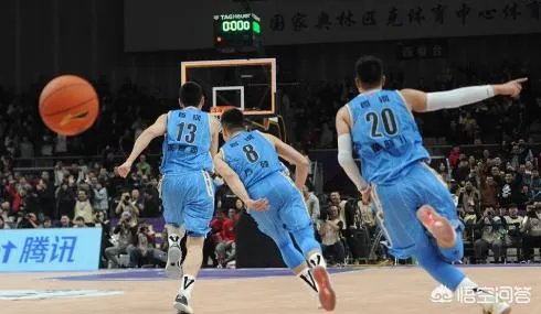 北控遭绝杀后,场边的杨毅难掩失落!他不是解说员吗?为什么不保持中立的态度呢?