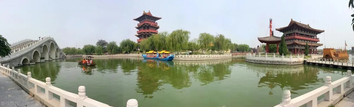 女子景区抱电脑边工作边游玩,具体情况是什么?