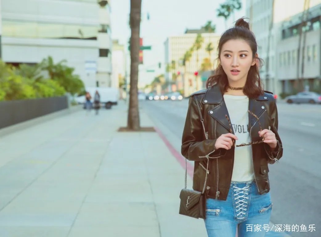 成龙不敢碰她,甄子丹想搂没搂到,王思聪不敢撕,却被任嘉伦吻了,她是谁?