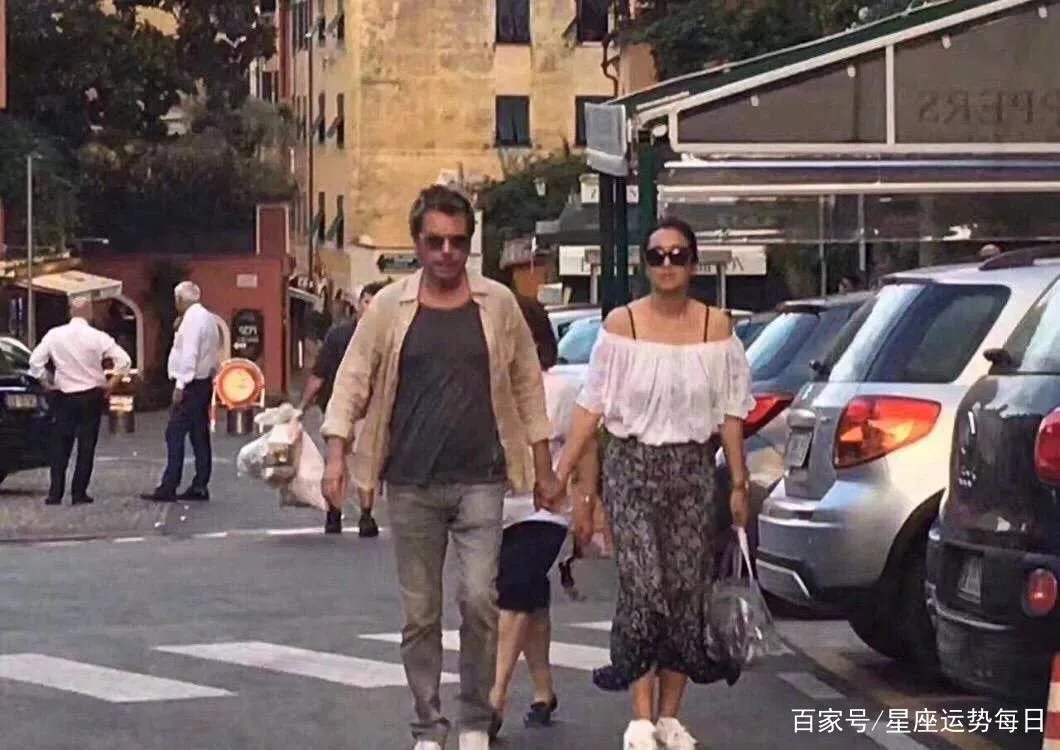 素颜现身街头的巩俐,是什么样的状态?