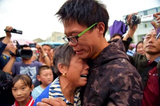 湖北咸宁一男童家门口被拐终于回家,这名男童曾经是如何被拐卖的?