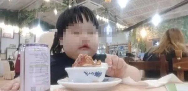 把三岁女孩喂到70斤的家长是出于什么目的？