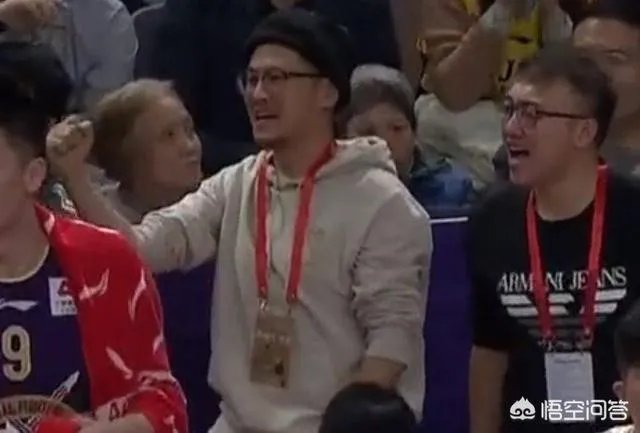 北控遭绝杀后,场边的杨毅难掩失落!他不是解说员吗?为什么不保持中立的态度呢?